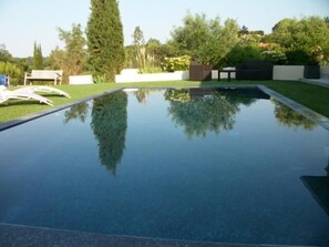 Piscine extérieure (ouverte en saison), chaises longues