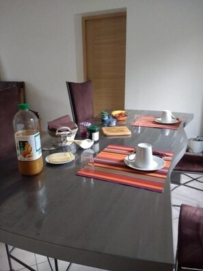 Petit-déjeuner continental (7 EUR par personne)