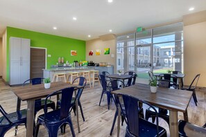 Tägliches inbegriffenes kontinentales Frühstück