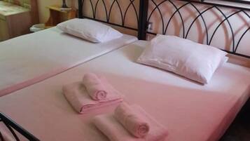 Quarto casal standard, 1 cama de casal, vista para o jardim | Frigobar, quartos à prova de som, Wi-Fi de cortesia, roupa de cama