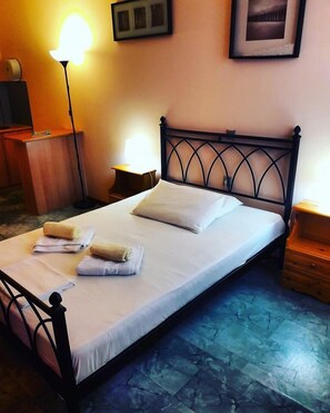 Quarto casal standard, 1 cama de casal, vista para o jardim | Frigobar, quartos à prova de som, Wi-Fi de cortesia, roupa de cama