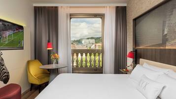 Minibar, caja fuerte, escritorio y cortinas opacas