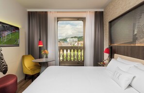 Minibar, Zimmersafe, Schreibtisch, Verdunkelungsvorhänge