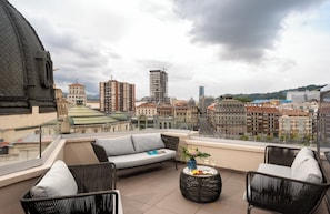 Minibar, in-room safe, desk, blackout curtains - NYX Hotel Bilbao by Leonardo Hotels (Bilbao)