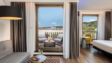 Minibar, caja de seguridad en la habitación y escritorio