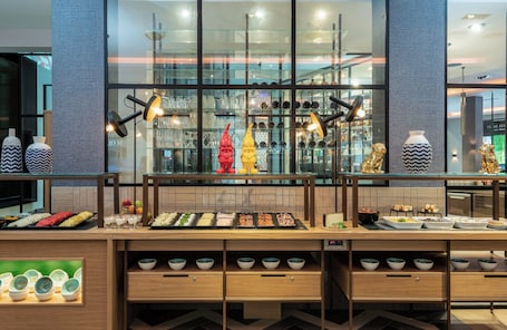 Desayuno buffet los días de semana (EUR 15 por persona)