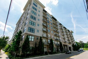 Vista frontal de la propiedad