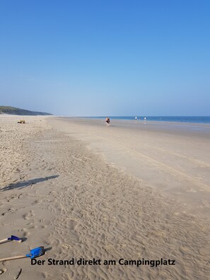 Vlak bij het strand, ligstoelen