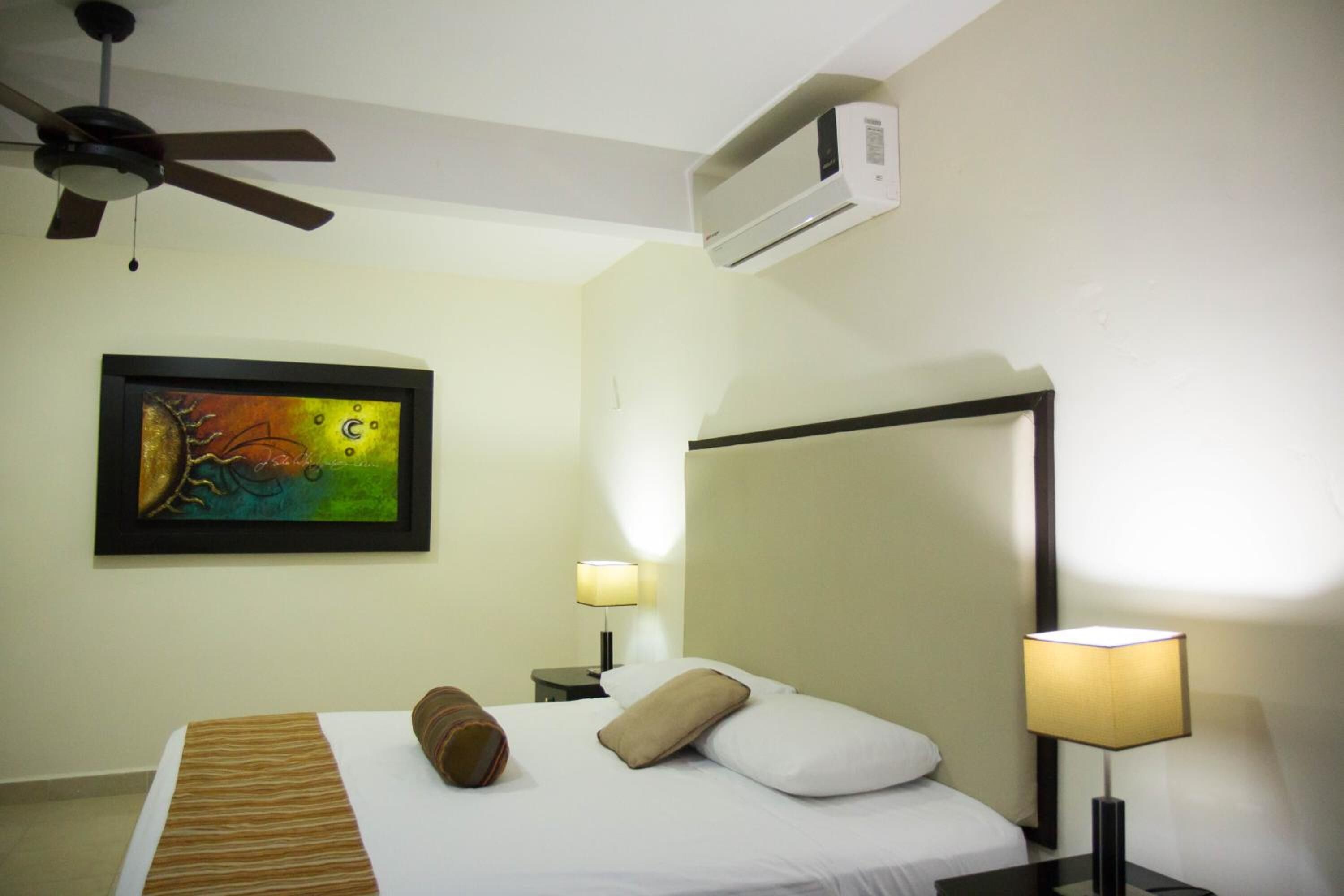 Tabla de planchar con plancha, wifi gratis y ropa de cama 