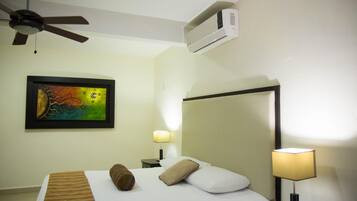 Tabla de planchar con plancha, wifi gratis y ropa de cama