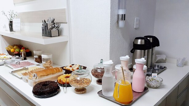 Un bufé de desayuno con diversas opciones de comida y bebidas.