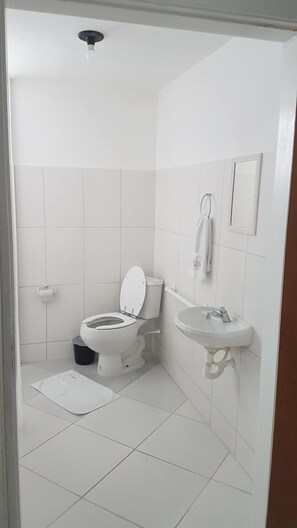 Shower, towels - Hotel Bella Júlia (Joinville)