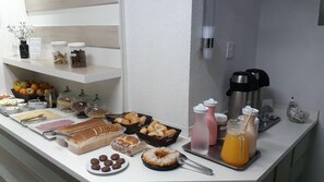 Free daily buffet breakfast - Hotel Bella Júlia (Joinville)