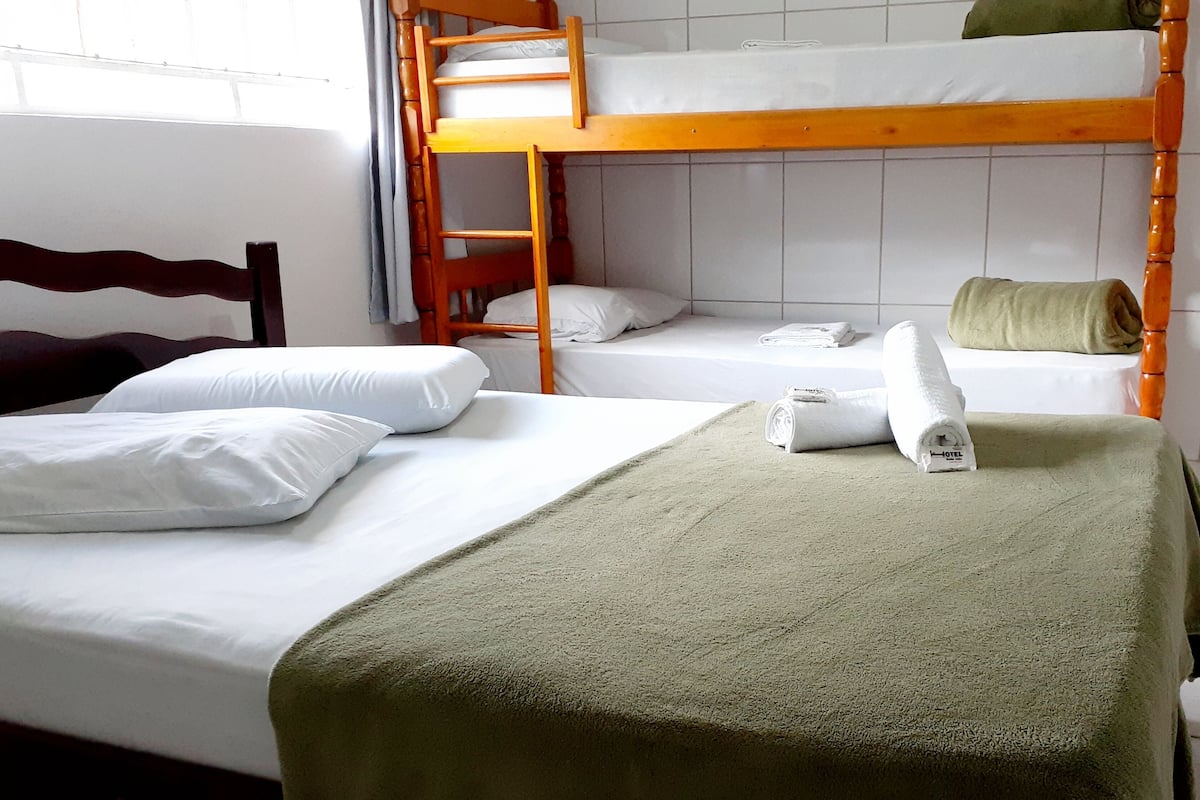 Eenvoudige vierpersoonskamer, niet-roken | Gratis wifi, beddengoed, rolstoeltoegankelijk