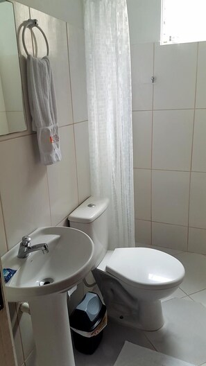 Chuveiro, toalhas de banho