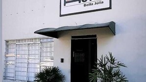 Un edificio con un cartel que dice "HOTEL Bella Julia".