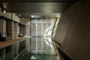 Piscine couverte, accès possible de 06 h 00 à 22 h 00, chaises longues 