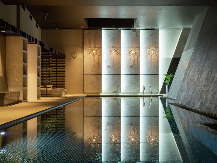 Piscina interna, funciona das 6h às 22h, espreguiçadeiras