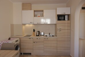 Refrigerador, microondas, placa de cocina, utensilios de cocina