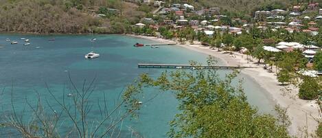 Nær stranden og solsenger