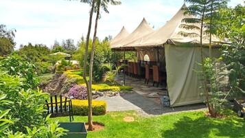 Menyajikan hidangan lokal dan internasional