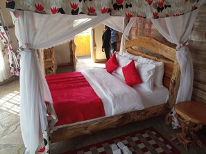 Double Room | Memory foam beds, desk, blackout drapes, free WiFi - Naivasha Rocky Eco Lodge (Naivasha)