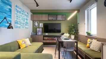 Design-Haus, 4 Schlafzimmer | Wohnbereich | 55-Zoll-Smart-TV mit Digitalempfang, Fernseher, Kamin