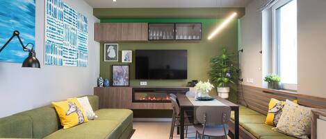 Design-Haus, 4 Schlafzimmer | Wohnbereich | 55-Zoll-Smart-TV mit Digitalempfang, Fernseher, Kamin