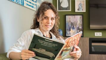 Design House, 4 Bedrooms | Living area | 55-inch Smart TV with digital channels, TV, fireplace