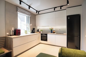 Design House, 4 Bedrooms | Private kitchen | Full-size fridge, microwave, dishwasher, electric kettle