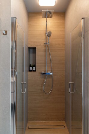 Design House, 4 Bedrooms | Bathroom shower - House 756 Mainz: Families, Friends & Business – Sauna, Parking, Near Messe & Airport (Mainz)