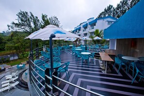 供应早餐和午餐