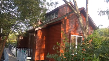 Basic Tree House | Minibar, in-room safe, blackout drapes, free WiFi