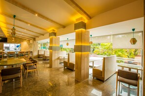 供应早餐和午餐