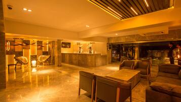 Área de estar no saguão