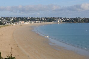 Plage à proximité, chaises longues