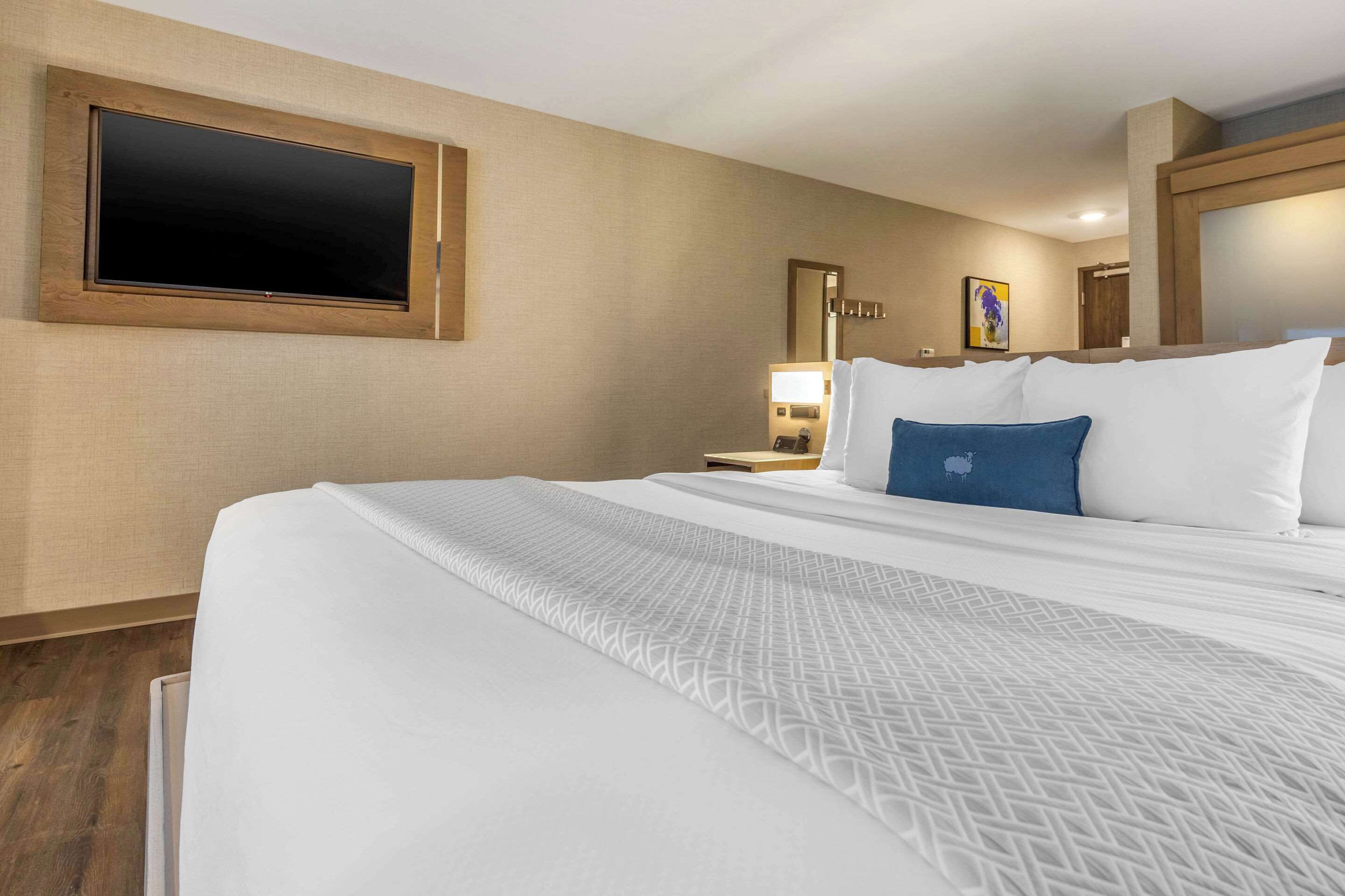 1 bedroom, premium bedding, in-room safe, desk