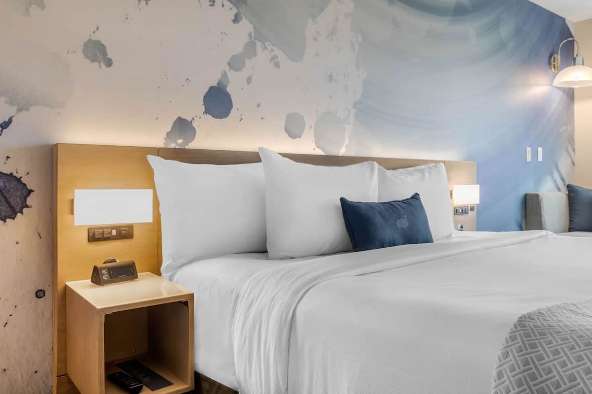 1 bedroom, premium bedding, in-room safe, desk