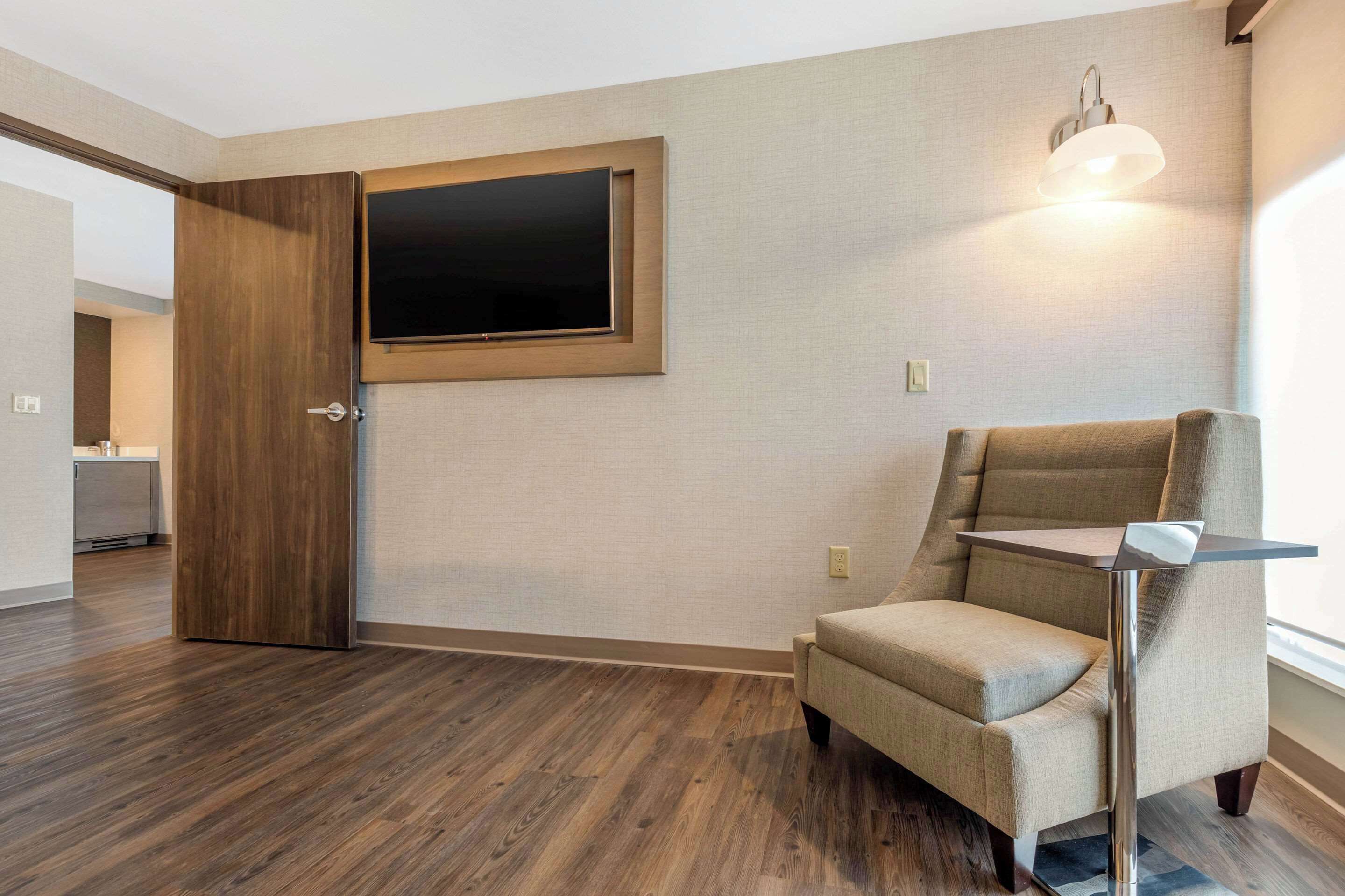 1 bedroom, premium bedding, in-room safe, desk