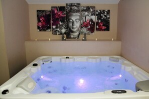 Sauna, hot tub, steam room