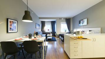 Studio Large | Dapur pribadi | Lemari es, microwave, kompor, dan ketel listrik