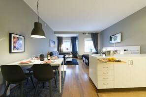 Studio Large | Eget kök | Kylskåp, mikrovågsugn, spishäll och vattenkokare