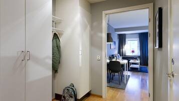 Studio Large | Soundproofing, cribs/infant beds, rollaway beds, free WiFi