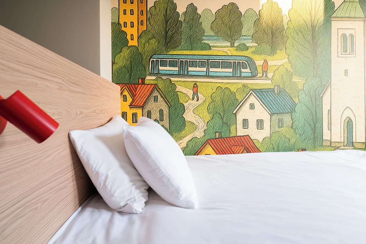 Single Room | Laptop workspace, free cribs/infant beds, free WiFi, bed sheets