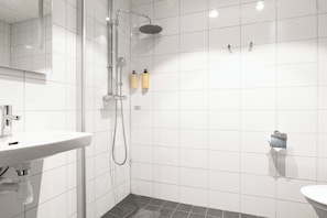 Yhden hengen huone | Kylpyhuone | Suihku, hiustenkuivaaja, pyyhkeet, saippua