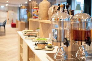 Ein reichhaltiges Buffet mit verschiedenen Speisen und Getränken.
