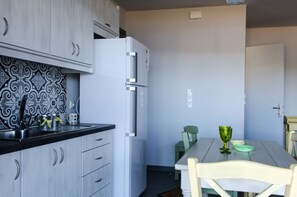 Casa familiar, vista al mar | Cocineta privada | Refrigerador con congelador, horno y parrilla de estufa 