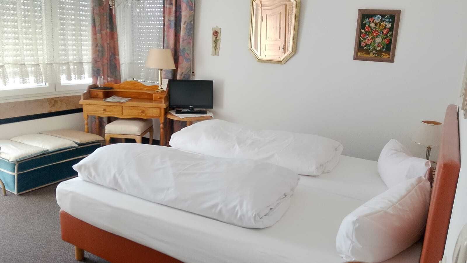 Triple Room | Desk, laptop workspace, WiFi (free), bed sheets