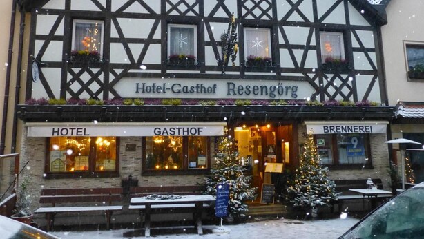 A traditional half-timbered building with a sign reading "Hotel-Gasthof Resengör". - Hotel-Gasthof Resengörg (Ebermannstadt)