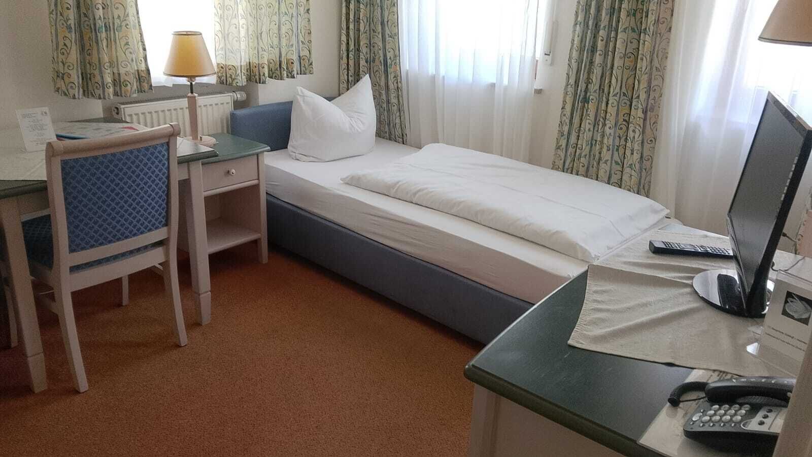 Single Room | Desk, laptop workspace, free WiFi, bed sheets